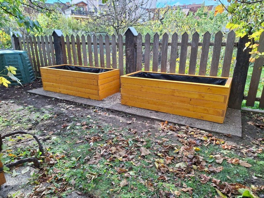 Vyvýšené záhony s vnitřní ochrannou fólií, pohled ze strany