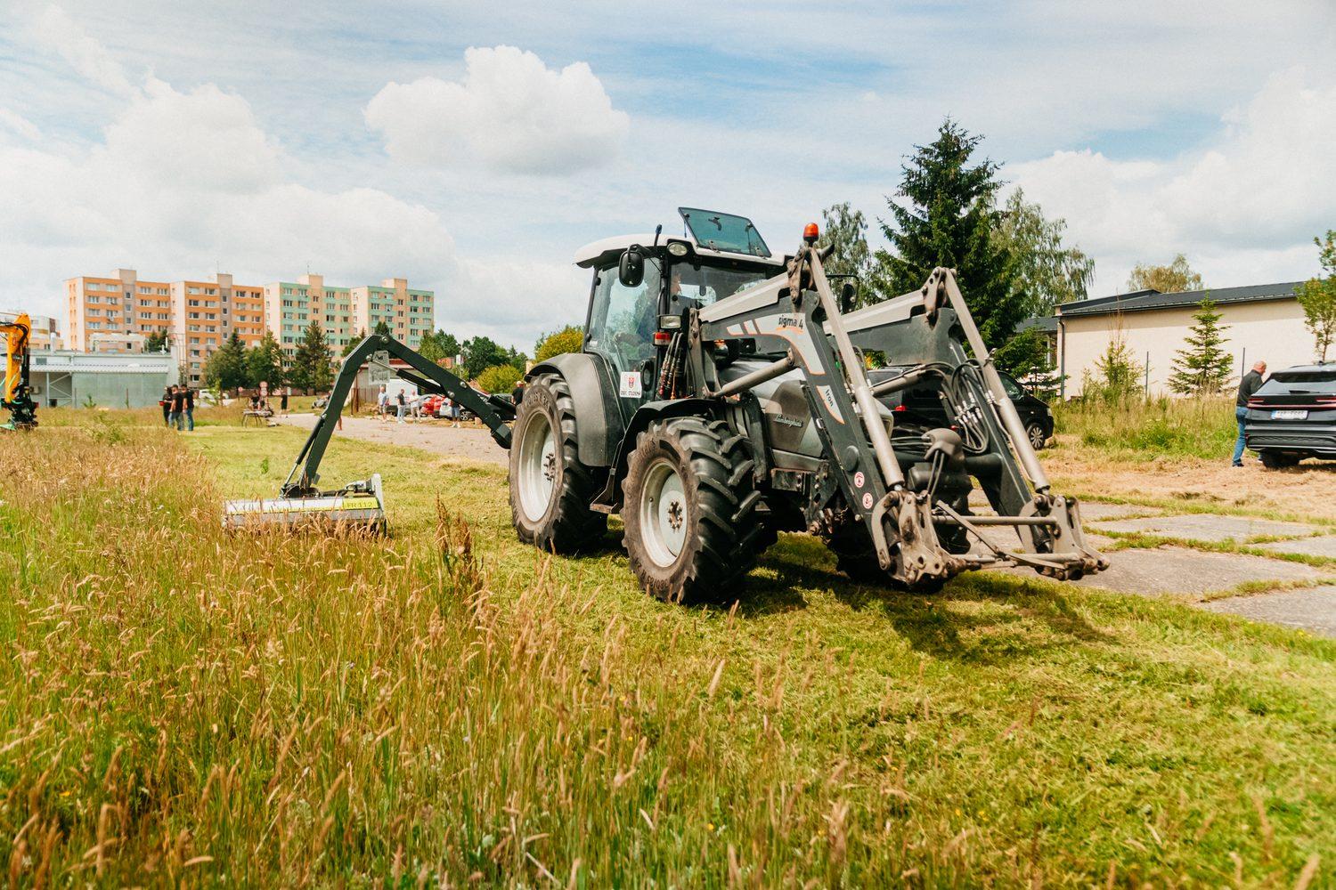 GreenTec Scorpion 430 — ořez dřevin a údržba zeleně ramenem