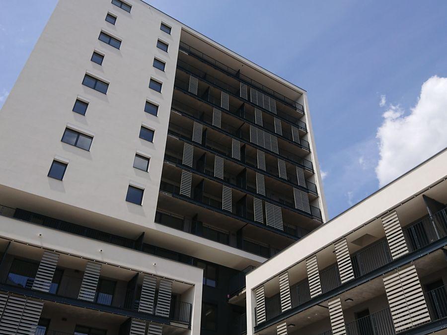 Balkonová zábradlí bytového domu Modřany Zahálka