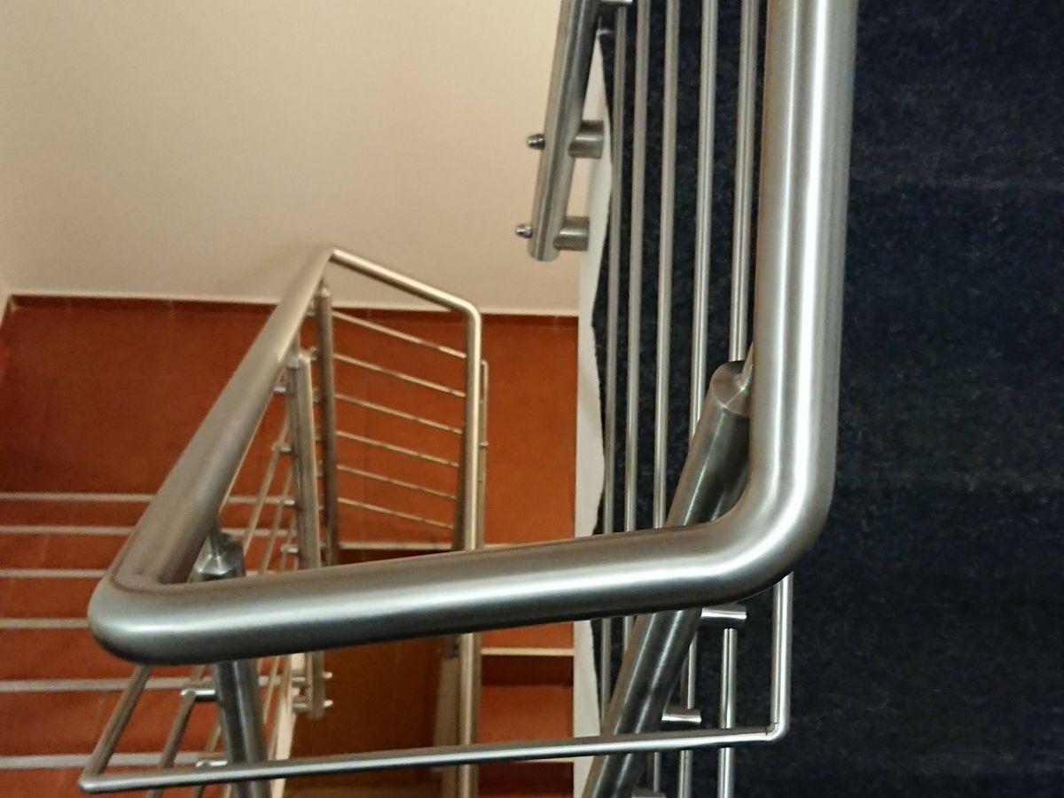 Detail nerezového madla a kování
