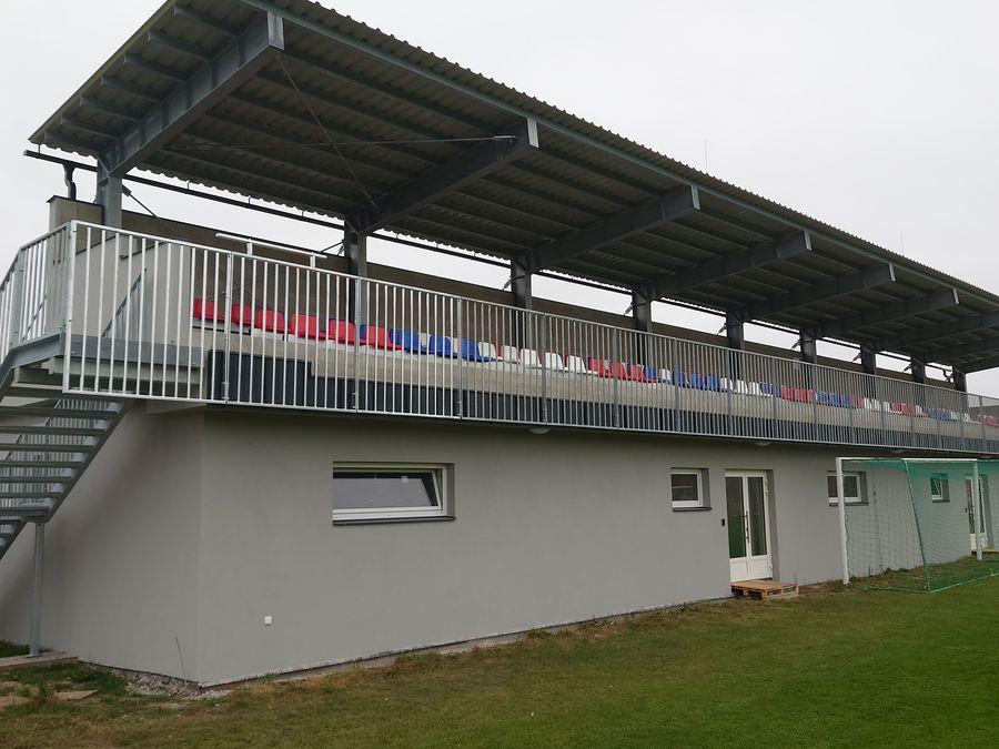Zastřešení tribuny, střecha a konstrukce Pátek