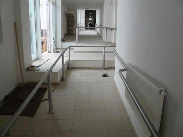 Zábradlí a madla z broušeného nerezu v budově Okresního soudu v Plzni