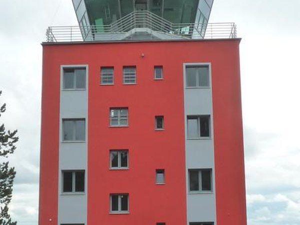 Řídicí věž letiště České Budějovice s nerezovým zábradlím