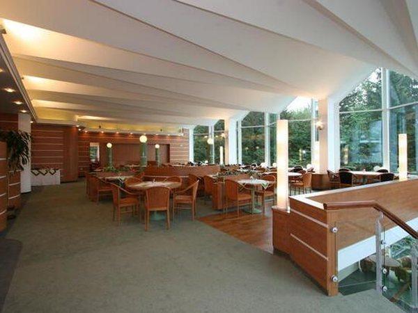 Barové stoličky a nerezové prvky v hotelu Montana