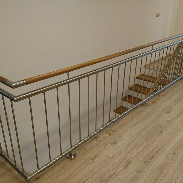 Zábradlí galerie s dřevěným madlem