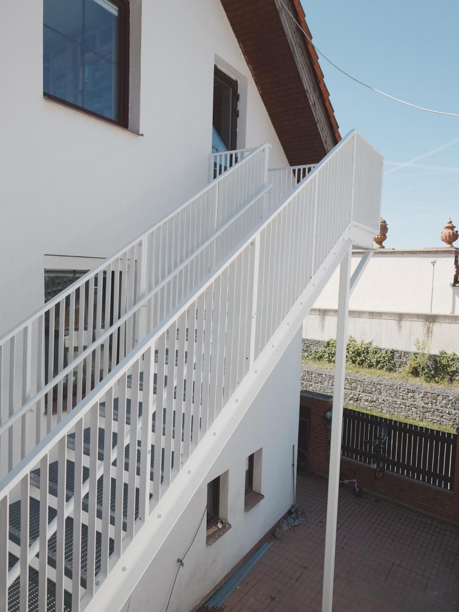 Schodiště s dřevěnými stupni a ocelovou nosnicí