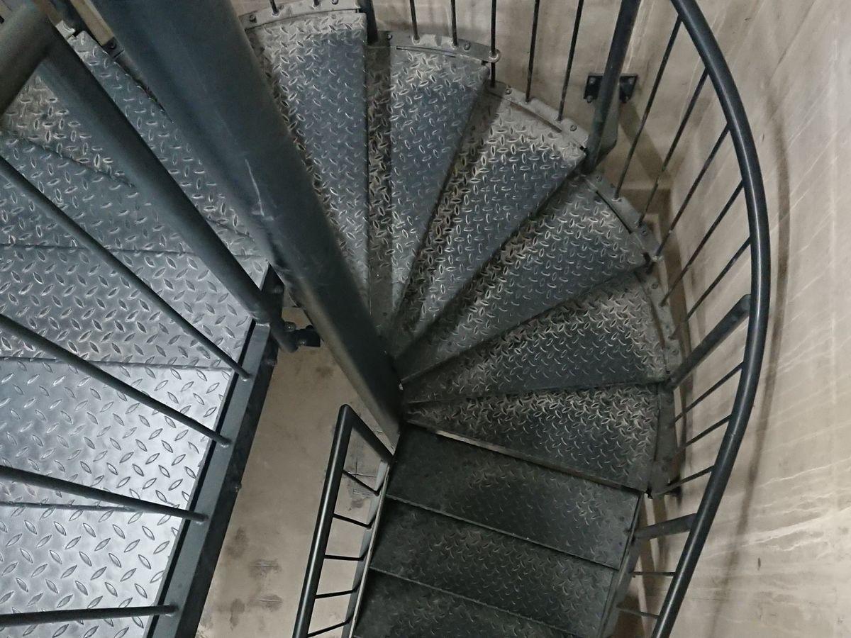 Točité schodiště s ocelovou konstrukcí