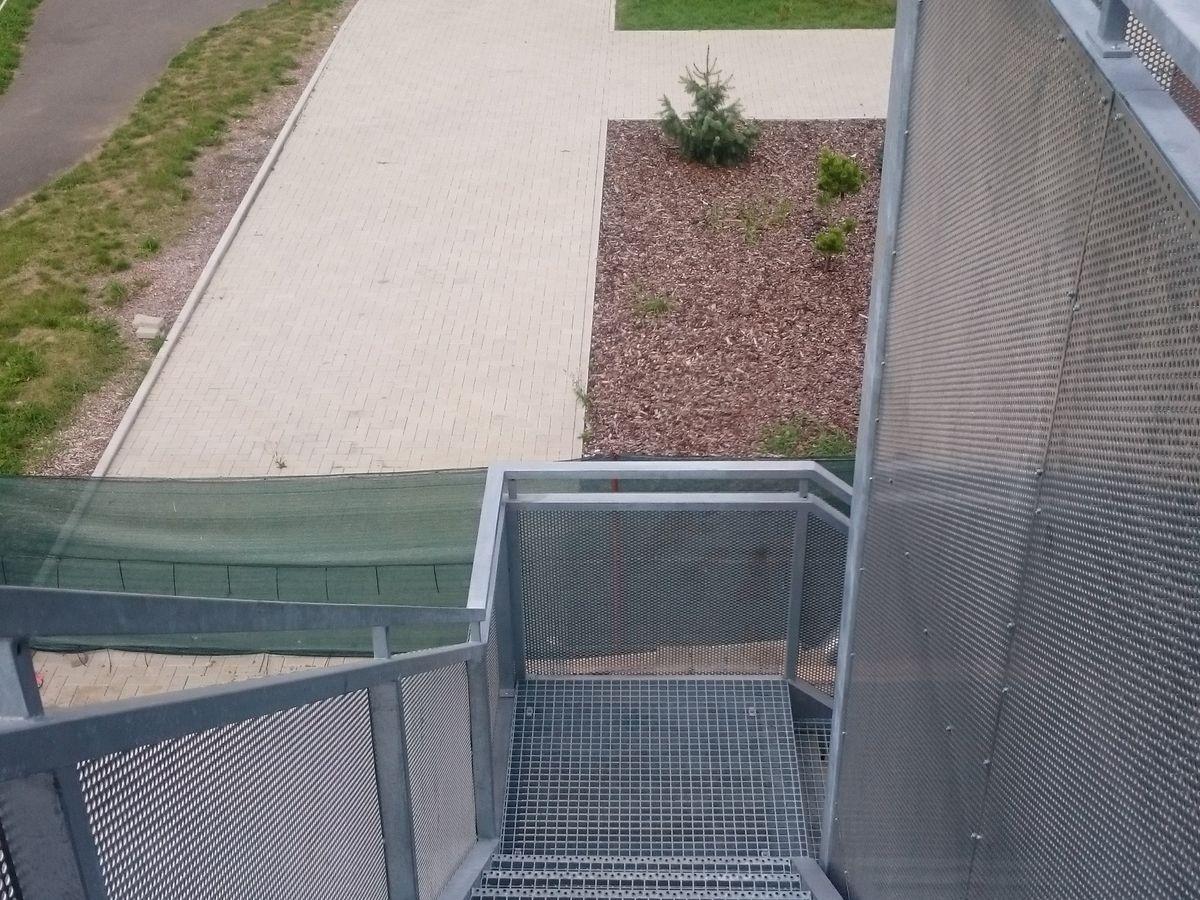Venkovní schodiště s tahokovou výplní