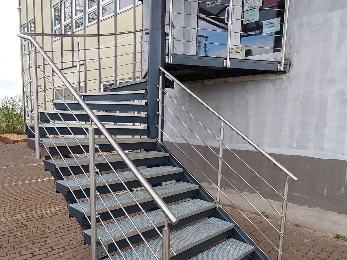 Ocelové schodiště u administrativní budovy