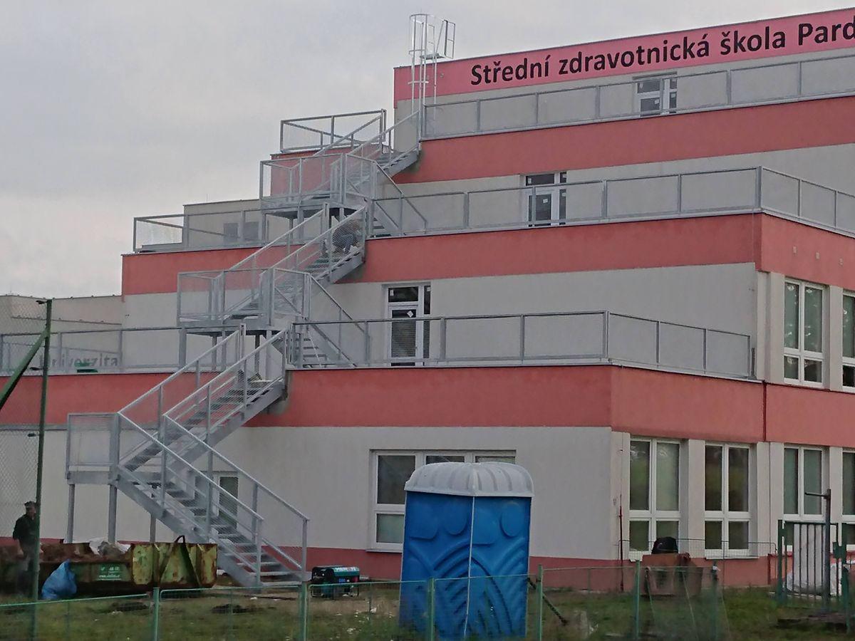 Únikové schodiště školy