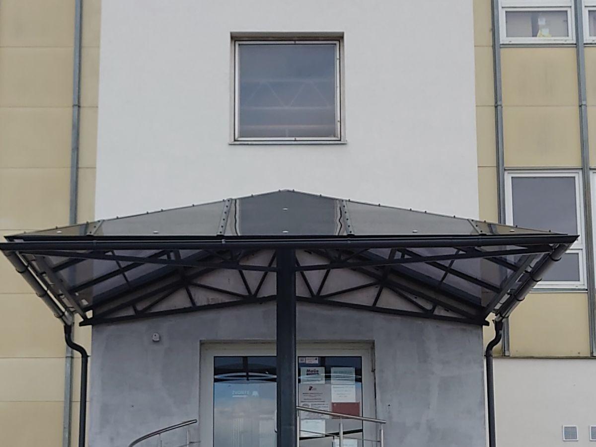 Ocelové zastřešení vstupu do budovy