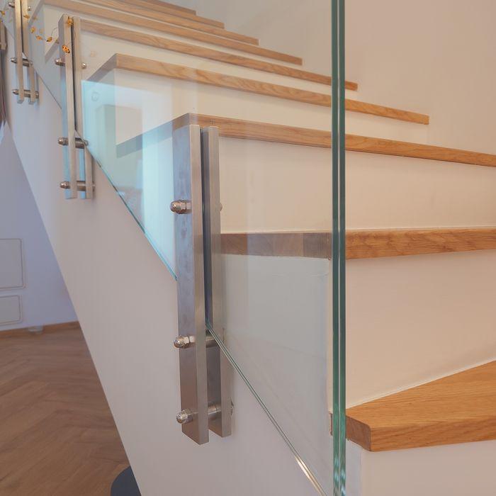 Detail uchycení skla u dřevěných stupňů