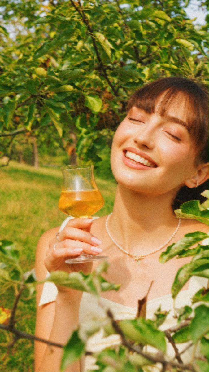 Lifestyle fotografie Marillu: sklenka likéru v zahradě